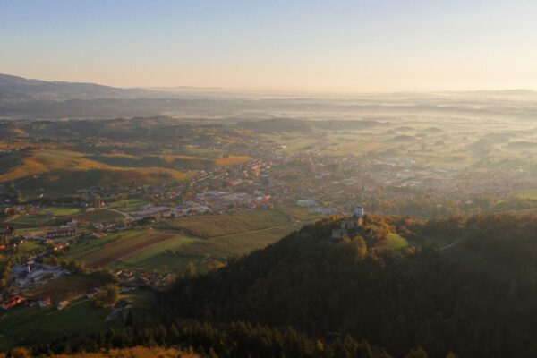 Slovenske Konjice in Konjiška gora  panorama iz zraka 
Foto: Miha Matavž Photo & Video, Turistična destinacija Rogla-Pohorje