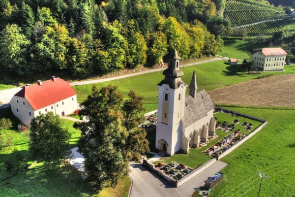 Cerkev iz zraka FOTO: Andrej Žmavc
