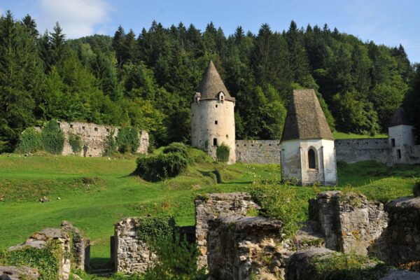 Ruševine s pokopališko kapelo in obrambnima stolpoma v ozadju FOTO: Tomo Jeseničnik