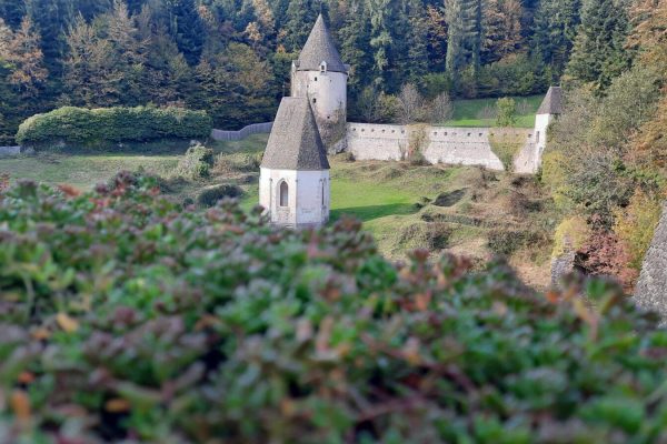 KD_Žička kartuzija-pogled na pokopališko kapelo FOTO Tjaša Kangler TIC KD_Žička kartuzija-pogled na pokopališko kapelo FOTO Tjaša Kangler TIC