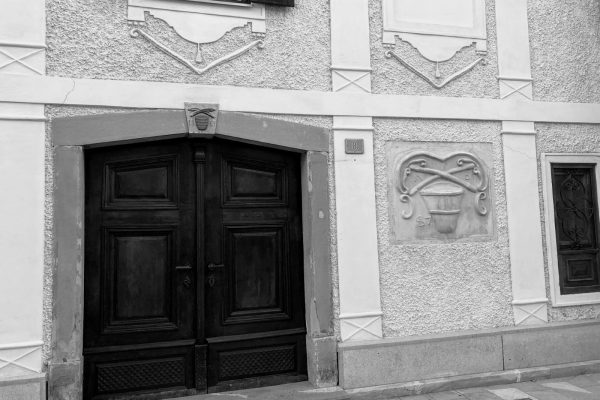 1 TEMATSKA VODENJA_KONjiško USnje_Cehovski znak na Starem trgu 8 FOTO Nina Buh Usnjarski cehovski znak na Starem trgu 8, FOTO: Nina Buh