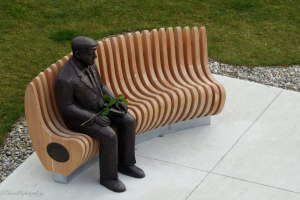 3 Občuti_Tematsko vodenje Po Minattijevih stopinjah - Kip Ivana Minattija FOTO Donat Piber Spomenik Ivana Minattija pred Medijsko hišo Novice in Radio Rogla, FOTO: Donat Piber