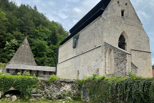 3 Občuti_Tematsko vodenje_Življenje kartuzijanov FOTO NAREKS - Matej Nareks Cerkev Janeza Krstnika s pomično streho v Žički kartuziji, FOTO NAREKS - Matej Nareks