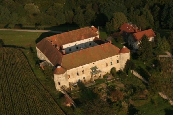 RAZIŠČI_Gradovi in dvorci_Dvorec Pogled, FOTO Arhiv TIC Slovenske Konjice Dvorec Pogled z zraka,  FOTO: Arhiv TIC Slovenske Konjice