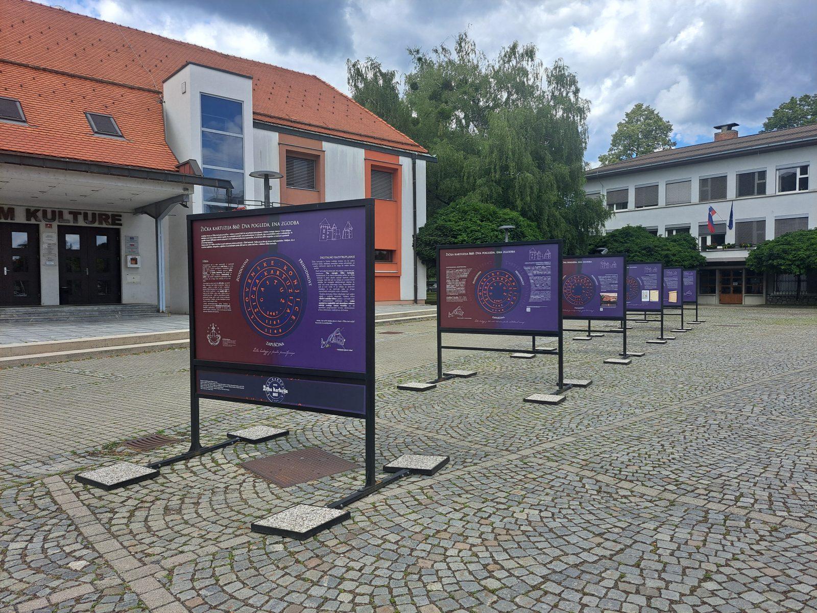 Ulična razstava Žička kartuzija 860: Dva pogleda, ena zgodba